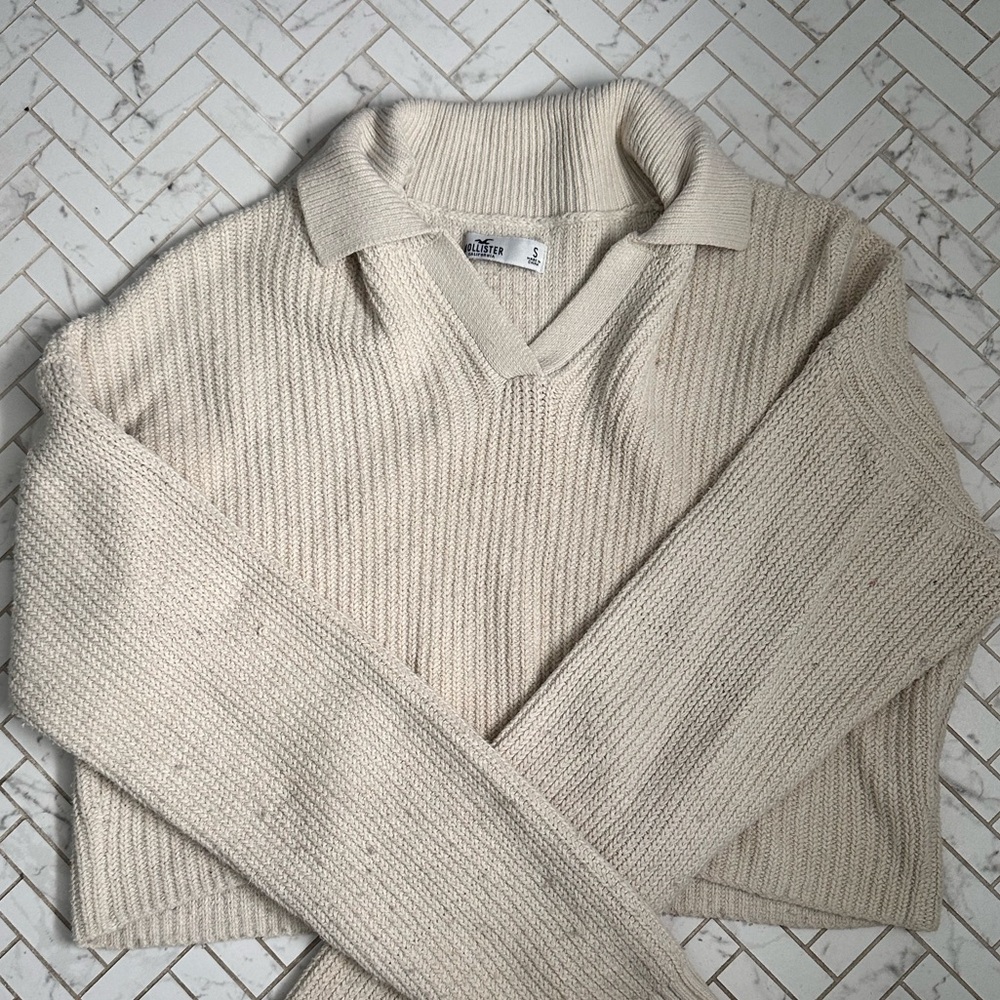 Hollister Women's Cream Sweater